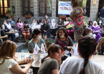 Kürtçe’ye katkılarından dolayı kadın gazeteci ve edebiyatçılara plaket verildi