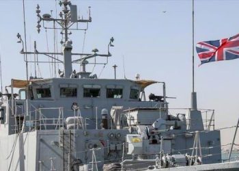 Rusya İngiltere gemisine uyarı ateşi açtı