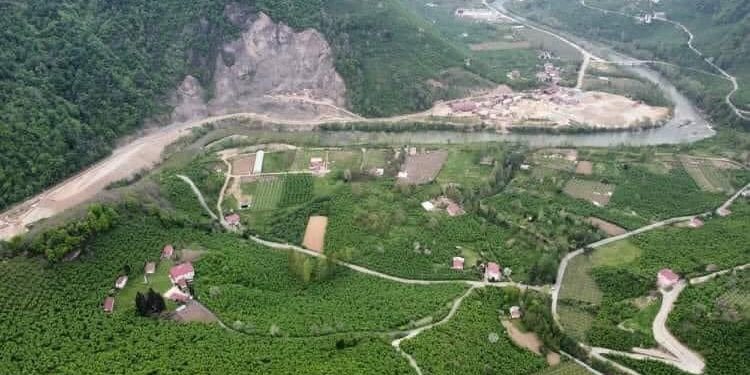 ‘Yol çalışması tarım arazilerine zarar veriyor’ ‘Yol çalışması tarım arazilerine zarar veriyor’