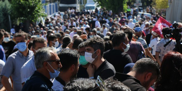 Poyraz’ın cenazesi Buca’ya doğru yola çıkarıldı Poyraz’ın cenazesi Buca’ya doğru yola çıkarıldı