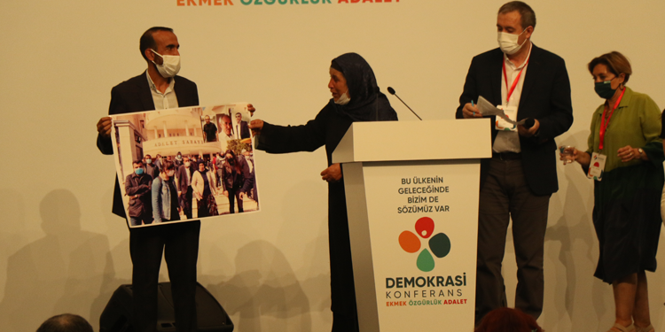 Şenyaşar ailesi Demokrasi Konferansı’nda: Ailemi yok ettiler Şenyaşar ailesi Demokrasi Konferansı’nda: Ailemi yok ettiler
