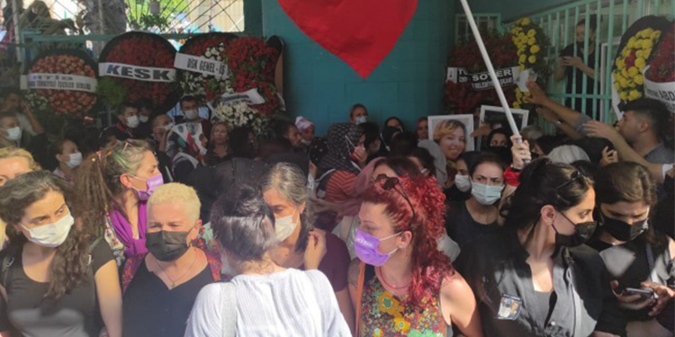 Tabuttaki flamayı almak isteyen polise kadınlar izin vermedi Tabuttaki flamayı almak isteyen polise kadınlar izin vermedi