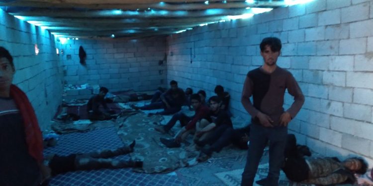 Mülteciler günlerce aç susuz ahırlarda bekletiliyor! Mülteciler günlerce aç susuz ahırlarda bekletiliyor!