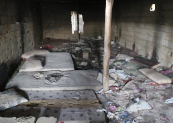 Mültecilerin tutuldukları ahırlara baskın