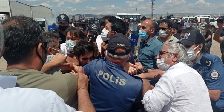 Adalet Nöbeti’ne polis saldırısı Adalet Nöbeti’ne polis saldırısı