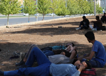 Afgan göçmenler bayramı kavurucu sıcakta geçiriyor