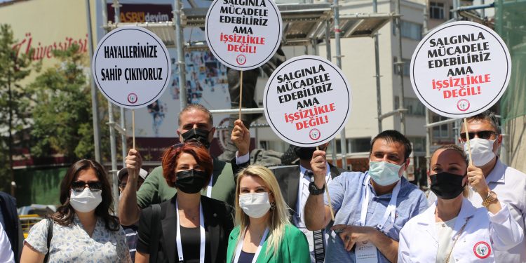 Eczacılar Birliği Başkanı: Geleceğimizi karartmayın Eczacılar Birliği Başkanı: Geleceğimizi karartmayın