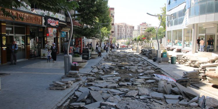 AKP’li belediye sokağı yapboza çevirdi AKP’li belediye sokağı yapboza çevirdi
