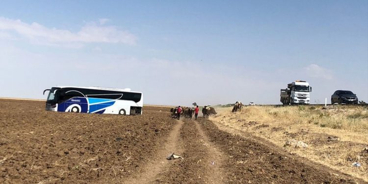 Yolcu otobüsü tarlaya girdi: 4 yaralı