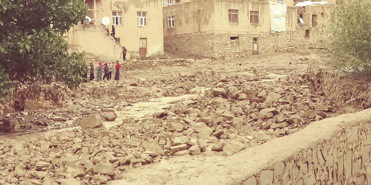 Başkale’de sel: Onlarca ev ve ahır yıkıldı