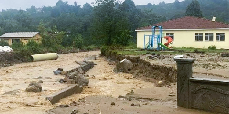 Sağanak yağış Düzce ve Sakarya’da sele neden oldu Sağanak yağış Düzce ve Sakarya’da sele neden oldu