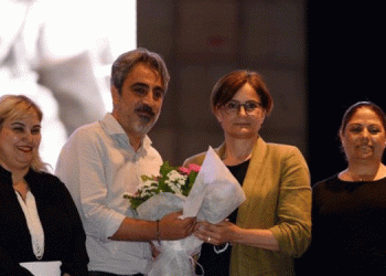 Ödülünü Deniz Poyraz’a armağan etti