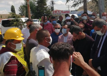 Yürüyüşleri engellenen madenciler baretlerini kırdı