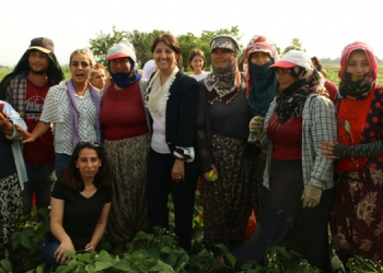 Pervin Buldan işçi kadınlarla buluştu