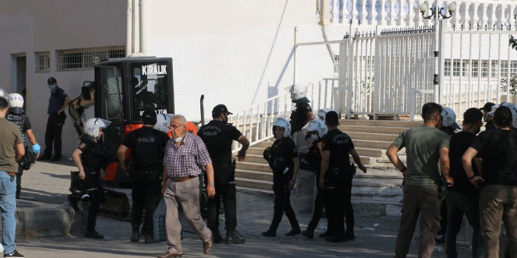 DEDAŞ, polis eşliğinde mahalleye girdi DEDAŞ, polis eşliğinde mahalleye girdi