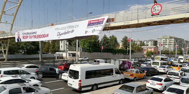 Erdoğan gezisi trafiği felç etti Erdoğan gezisi trafiği felç etti