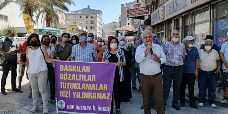 HDP’ye saldırı Antalya’da protesto edildi HDP’ye saldırı Antalya’da protesto edildi