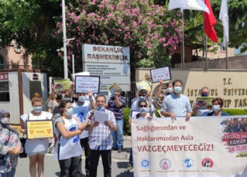 İstanbul’da sağlıkçılardan yönetmelik protestosu