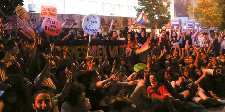 Kadınlar barikatları aşarak Karaköy’e indi: Bugünden sonra her gün isyan Kadınlar barikatları aşarak Karaköy’e indi: Bugünden sonra her gün isyan