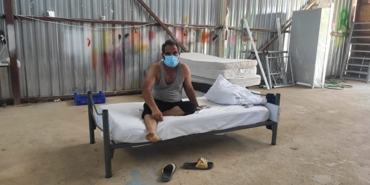 Koronavirüse yakalanan otel işçileri depoda tutuluyor