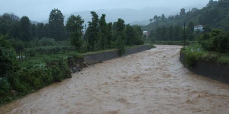 Rize’de sele kapılan 2 kişi kayboldu