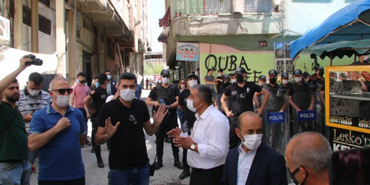 Polisten milletvekiline: Hadi açıklama yapabiliyorsanız yapın Polisten milletvekiline: Hadi açıklama yapabiliyorsanız yapın