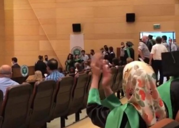 Mezuniyette ‘İstanbul Sözleşmesi yaşatır’ ve ‘UnutMADIMAKlımda’ tişörtüne müdahale