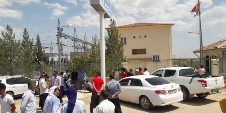 Çiftçiler elektrik kesintilerine karşı TEİAŞ’ı bastı