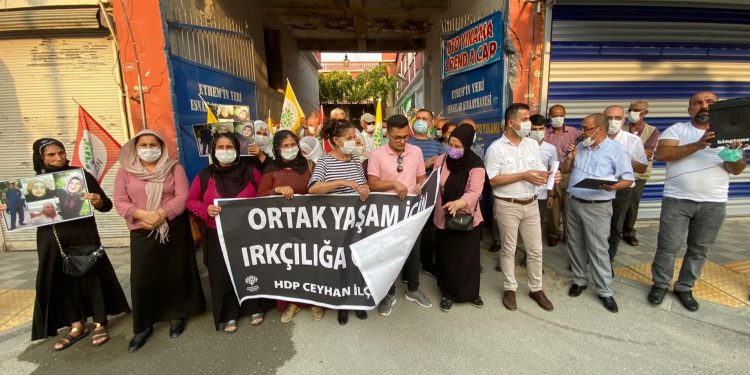 Ceyhan’da ırkçı saldırılar protesto edildi