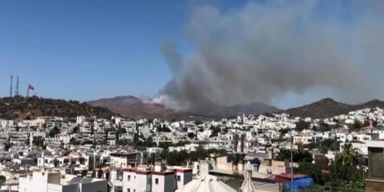 Bodrum’da yangın yerleşim yerlerine ilerliyor