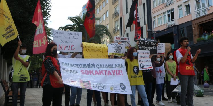 Liseli gençler: Geleceğimizi çalanlara karşı sokaktayız Liseli gençler: Geleceğimizi çalanlara karşı sokaktayız