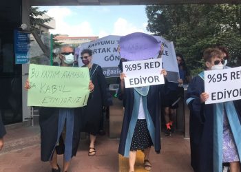 Boğaziçili akademisyenler ‘kayyım rektör’e karşı yürüdü