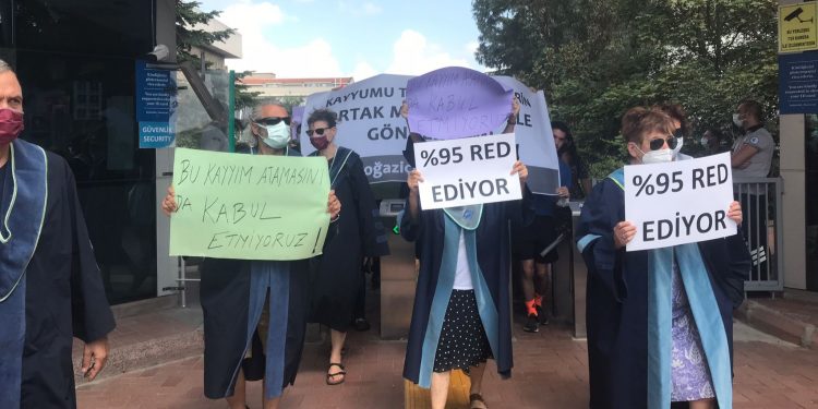 Boğaziçili akademisyenler ‘kayyım rektör’e karşı yürüdü Boğaziçili akademisyenler ‘kayyım rektör’e karşı yürüdü