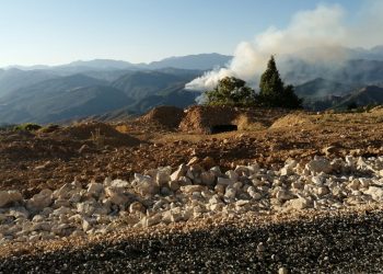 Valilik ‘ulaşım yok’ diyerek yangına müdahale etmiyor