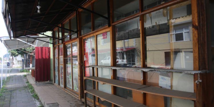 Kemalpaşa esnafı kepenk kapatıyor Kemalpaşa esnafı kepenk kapatıyor