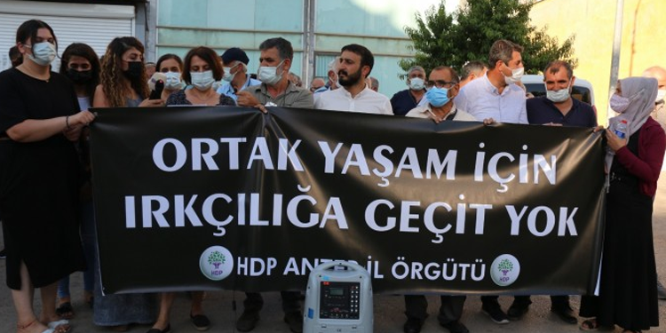 Irkçı katliama tepki gösteren 7 genç gözaltına alındı Irkçı katliama tepki gösteren 7 genç gözaltına alındı