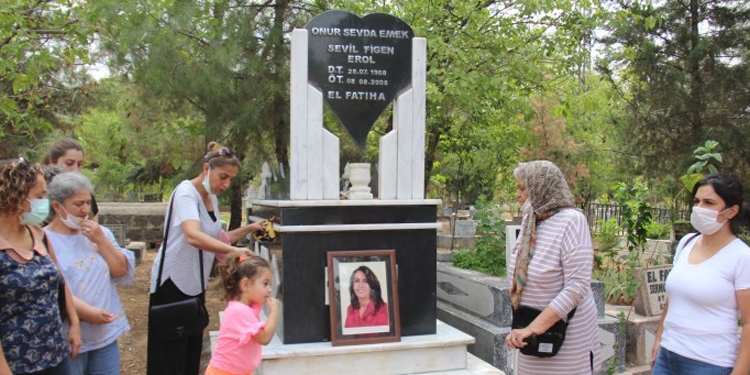 KESK kurucularından Erol mezarı başında anıldı KESK kurucularından Erol mezarı başında anıldı