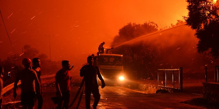 Milas’ta yangın sürüyor: Yeniköy Termik Santrali tehdit altında Milas’ta yangın sürüyor: Yeniköy Termik Santrali tehdit altında