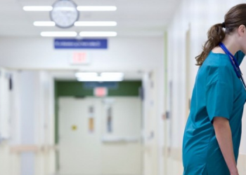 Eksik ekipmanla fazla mesai yapan hemşireler: Aşı olun