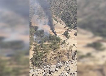 Savaş uçakları bir aracı bombaladı