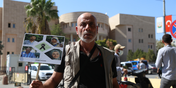 Ailesi katledilen İzol adliye önünde: Sadece adalet istiyoruz Ailesi katledilen İzol adliye önünde: Sadece adalet istiyoruz