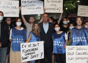 Barınamayan öğrencilerin eylemi sürüyor