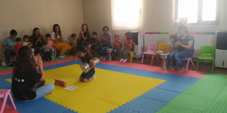 Anadilde müziği renklerle öğreniyorlar Anadilde müziği renklerle öğreniyorlar