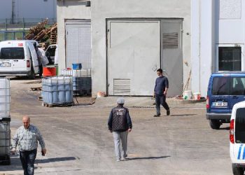 Asit kuyusuna düşen fabrika sahibi ile kurtarmaya çalışan işçi öldü