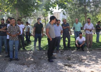 Tezgahlarına el konulan pazarcılar eylemde