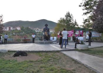 Sokakta kalan öğrenciye bir aile kapısını açtı