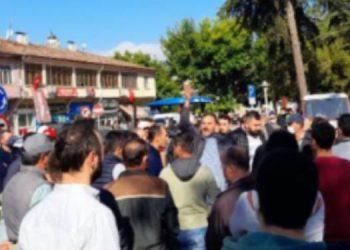 Samsun’da çiftçilerden eylem: Belediye binasını taşladılar, makam aracına zarar verdiler