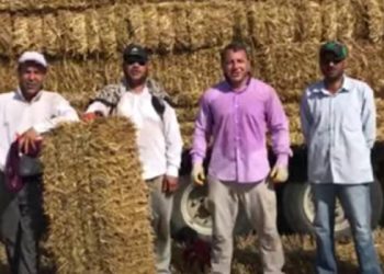 Öğrencileri için okuldan sonra inşaatta çalışıyor