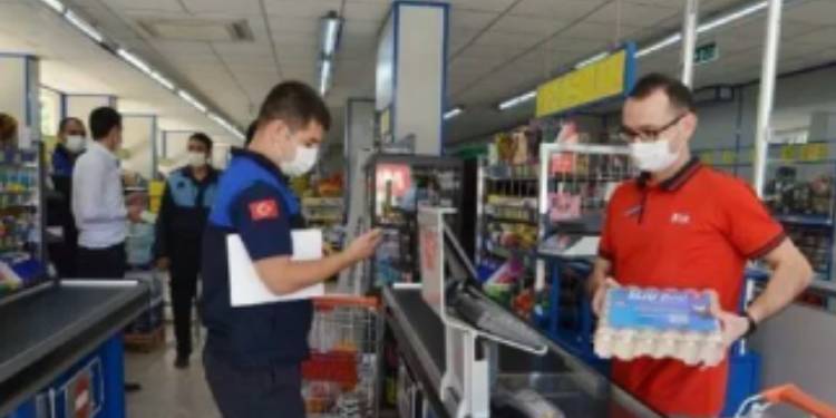 Zabıtadan ‘fahiş fiyat’ denetimi: 5 litre diye satılan yağ 4.5 litre çıktı Zabıtadan ‘fahiş fiyat’ denetimi: 5 litre diye satılan yağ 4.5 litre çıktı