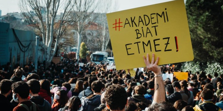 Derslerine son verilen Vardar: Hiçbir yere gitmiyoruz Derslerine son verilen Vardar: Hiçbir yere gitmiyoruz